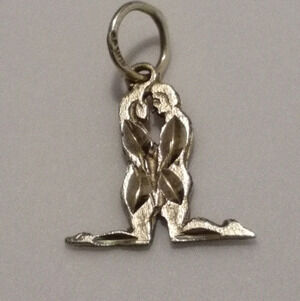 ✨ Vintage 10k Yellow Gold Intimate Embrace Charm Pendant ✨